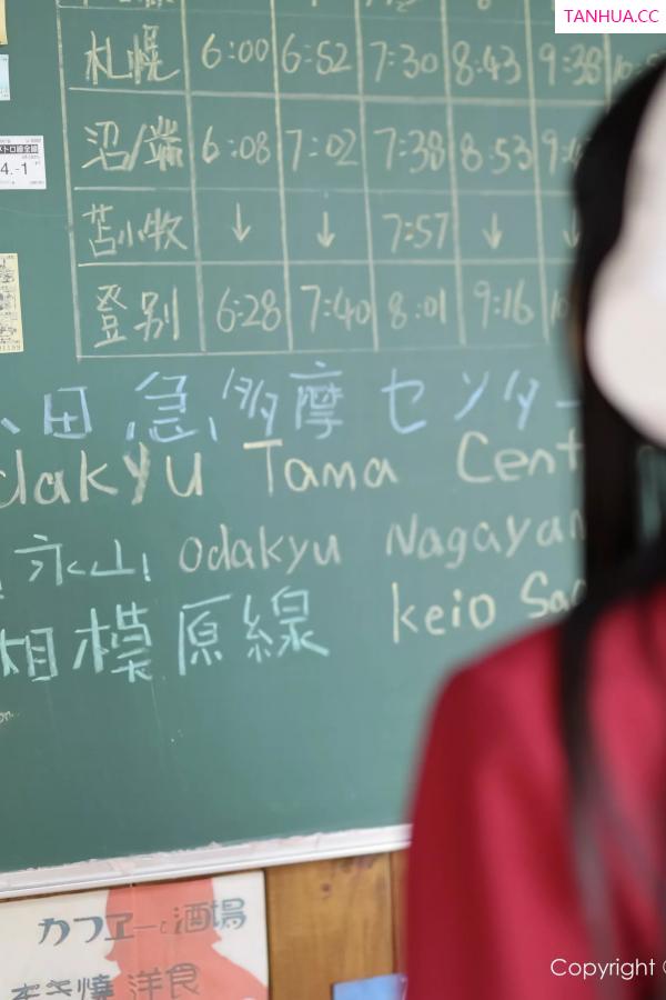   [XiuRen]高清写真图 2025.04.29 No.10215 茂木希子 性感红裙第13张图片
